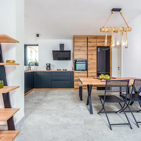 3 Bedroom Cozy In Prázdninový dům *